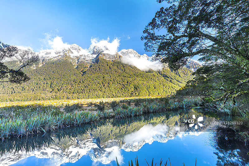 新西兰南岛峡湾国家公园的镜湖图片素材