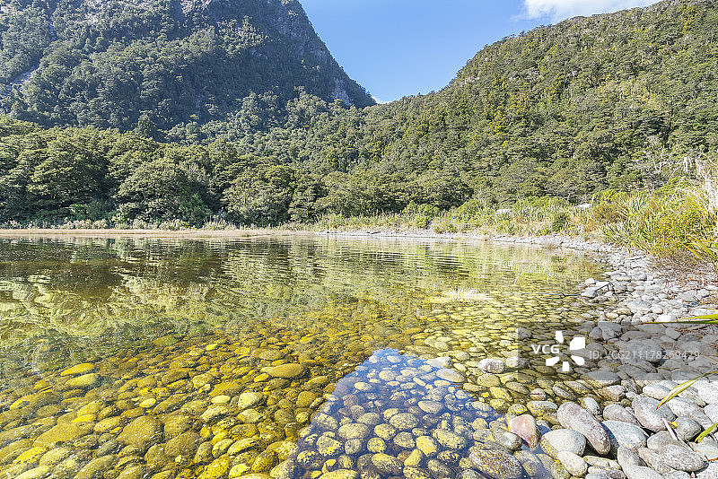 新西兰米尔福德峡湾湖边的石头图片素材