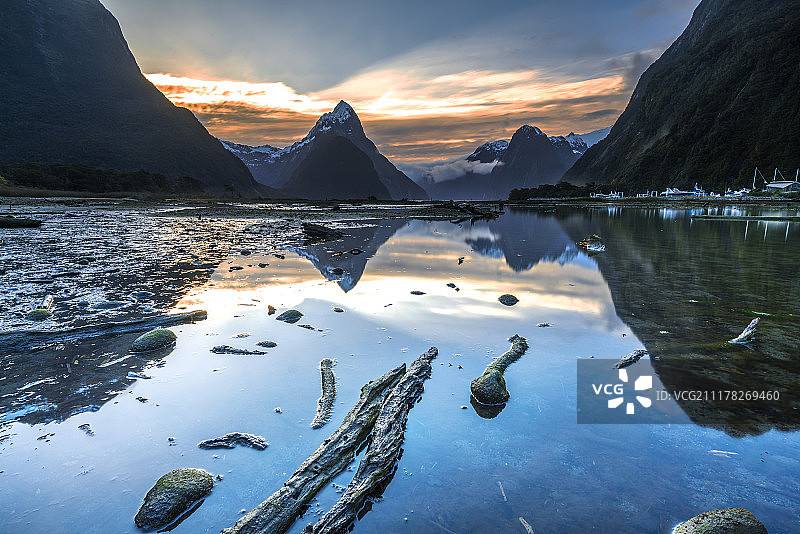 新西兰峡湾国家公园米特峰的日出和倒影图片素材