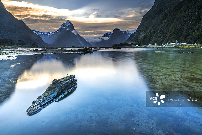 新西兰峡湾国家公园米特峰的日出和倒影图片素材