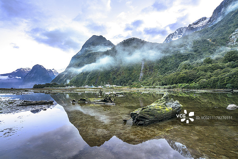 新西兰峡湾地区的米尔福德峡湾图片素材