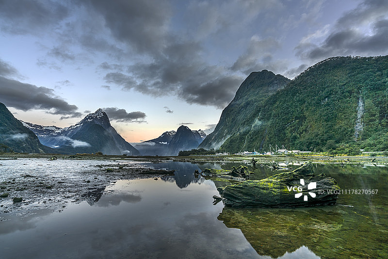 新西兰峡湾地区的米尔福德峡湾图片素材