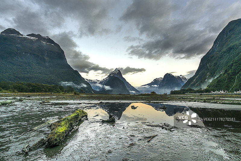 新西兰米尔福德峡湾湖泊风光图片素材