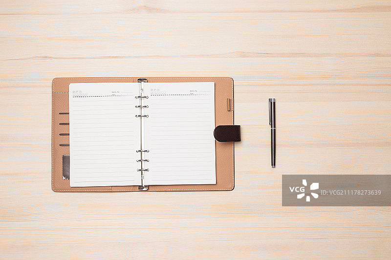 笔记本和笔在办公桌上图片素材