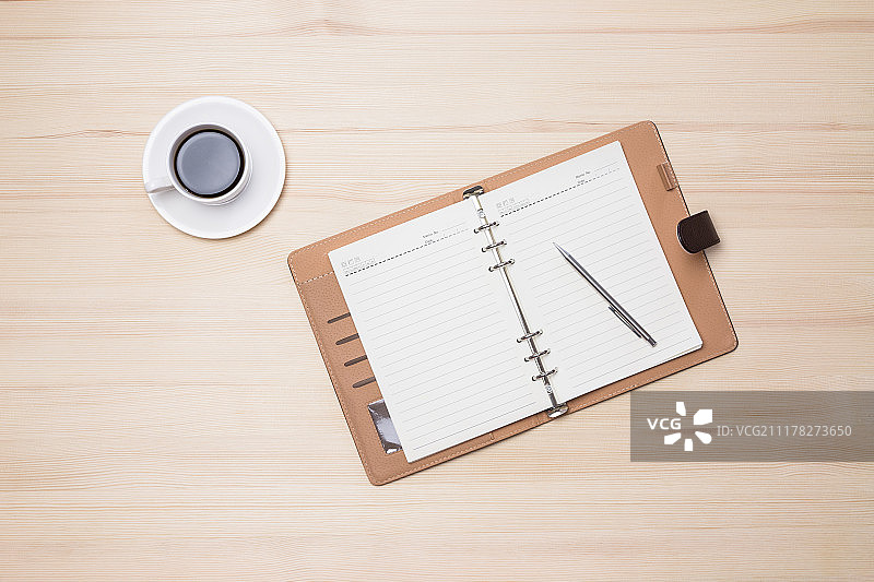 笔记本和咖啡在办公桌上图片素材