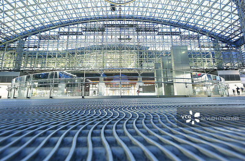 现代建筑与地面线条日本金泽火车站图片素材