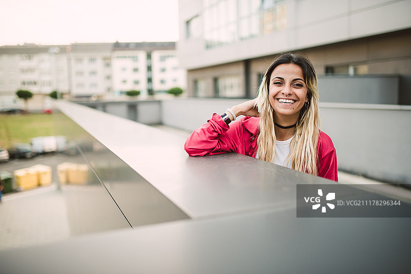 年轻休闲女子微笑肖像图片素材