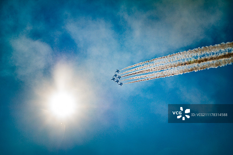 我们沐浴阳光航行图片素材