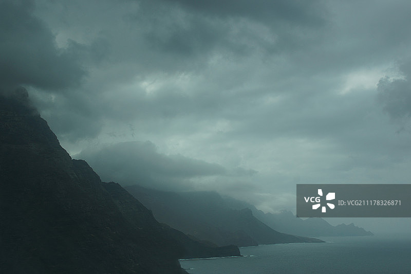 海上山脉轮廓图片素材