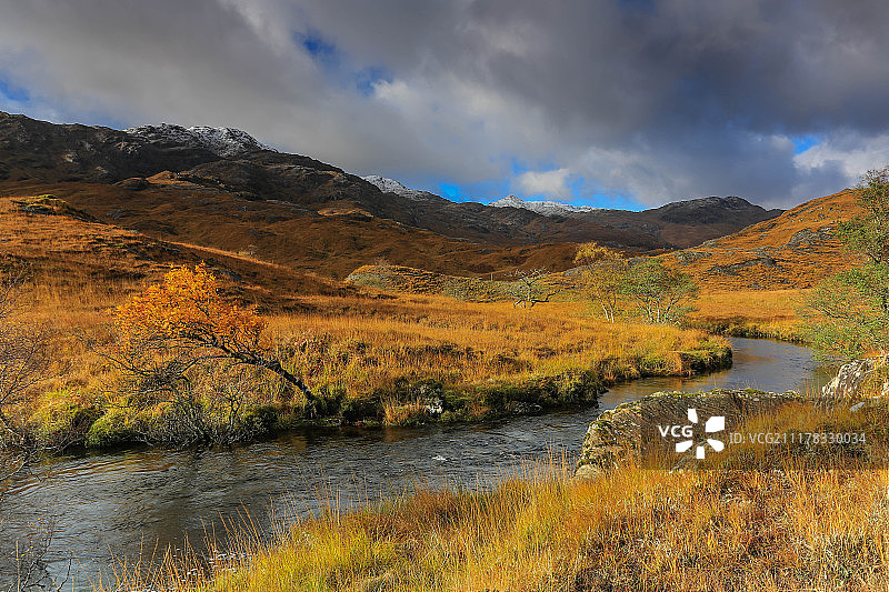 秋季高地小溪图片素材