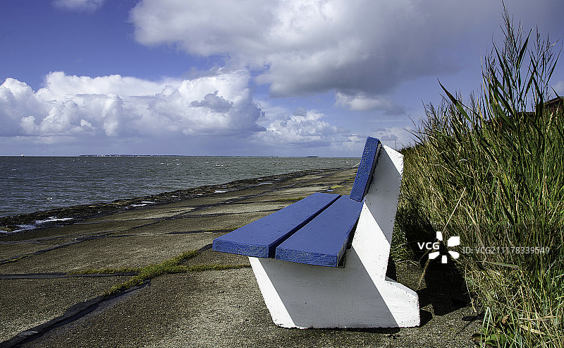 蓝色长椅图片素材