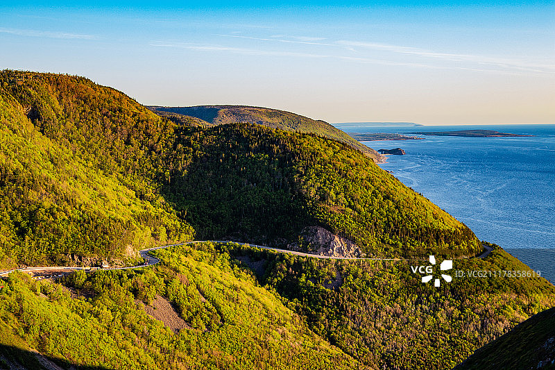 天际线小径的法国山景图片素材