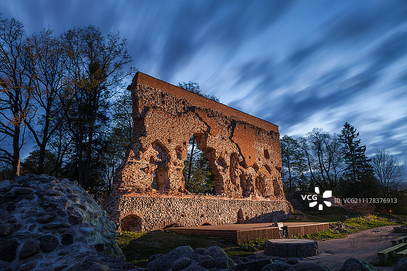 夜晚中世纪城堡的照明遗址和壮丽的天空图片素材