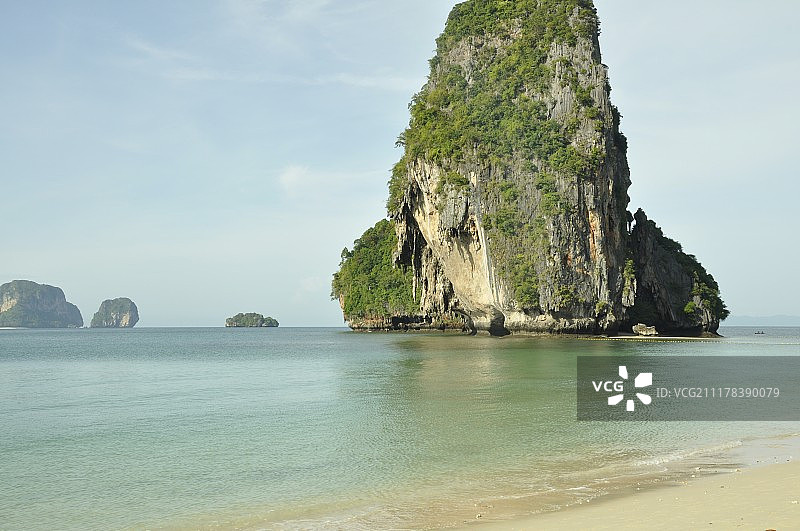 天空下海中的岩层美景图片素材