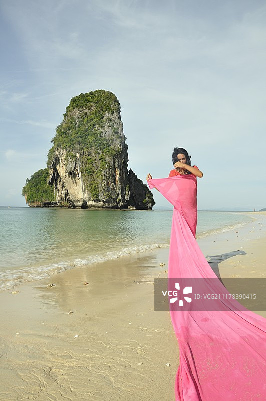 站在海滩，背景是天空的女人图片素材