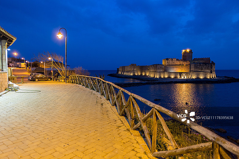 在堡垒周围步行图片素材