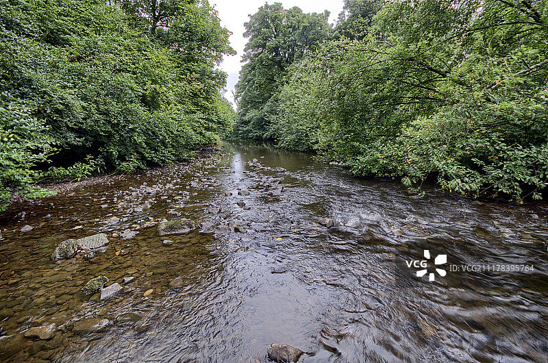 伦弗鲁郡的卡尔德河图片素材