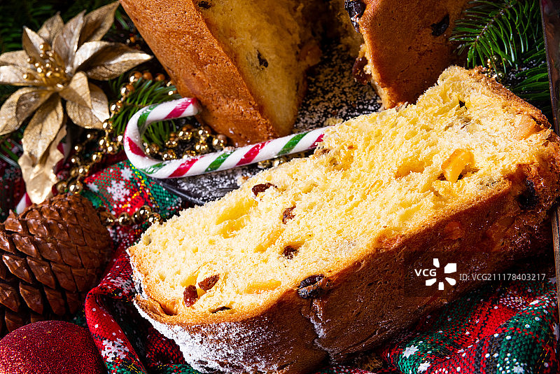 正宗的意大利妈妈圣诞节潘妮托妮蛋糕图片素材