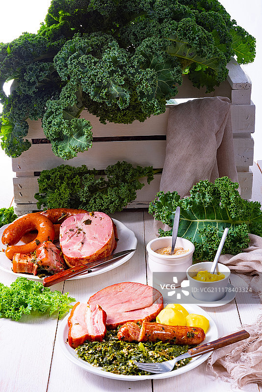 美味正宗的奥尔登堡羽衣甘蓝配粉色香肠图片素材