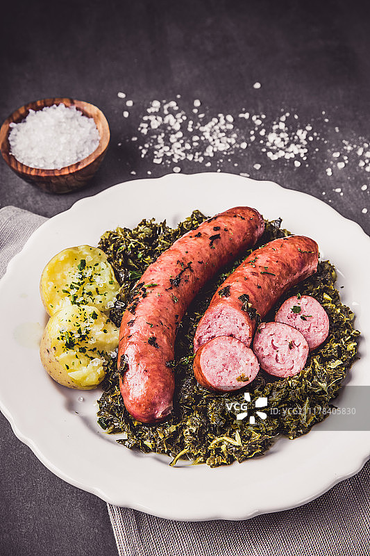 羽衣甘蓝搭配香肠和土豆图片素材