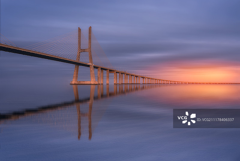 无限延伸的桥梁图片素材