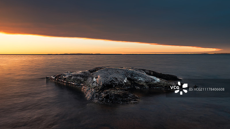 清晨日出湖边的巨石图片素材