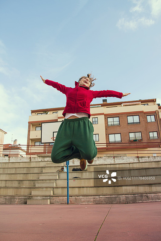 年轻女人在户外做运动图片素材