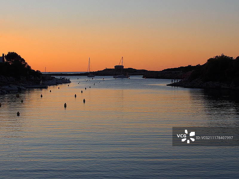 暮色降临，希乌塔德ella桑坦德里亚海湾的橙色天空倒映在海水中图片素材