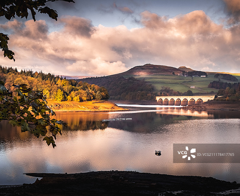 清晨的光芒-峰区莱迪鲍尔水库图片素材