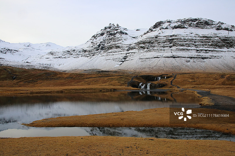 教会山倒影图片素材