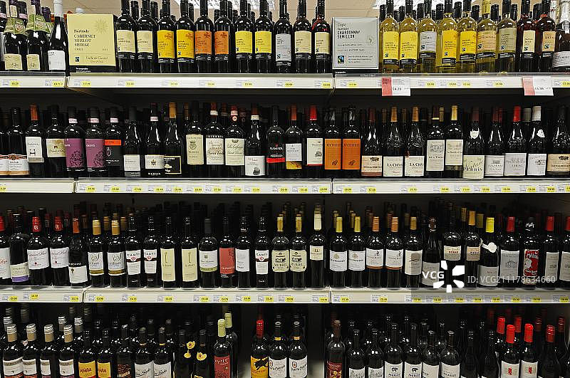 英国超市货架上的葡萄酒图片素材