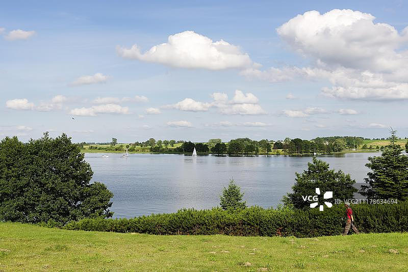 塔尔蒂湖，位于波兰马祖里湖区米科瓦伊基的马祖尔斯基庄园酒店图片素材