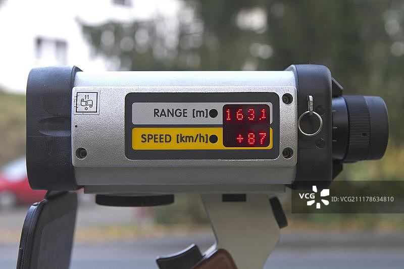 雷达枪显示速度和距离数据，汽车在限速70公里/小时的区域内以87公里/小时的速度行驶，超速控制，拍摄于2012年10月24日，德国北莱茵-威斯特法伦州图片素材