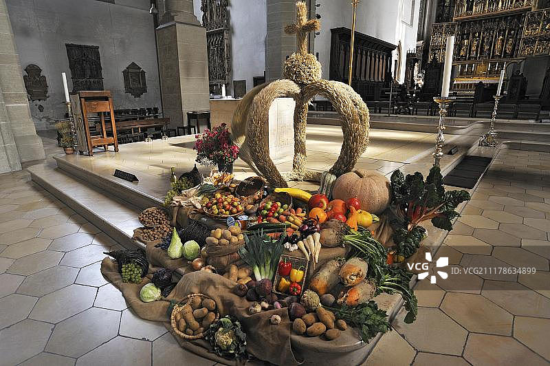 德国巴伐利亚州艾希施泰特大教堂的水果和蔬菜丰收花环图片素材