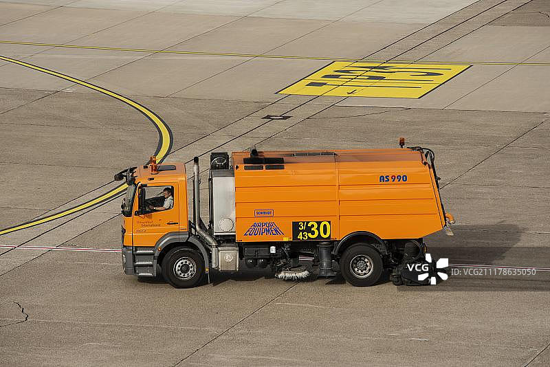 德国杜塞尔多夫国际机场跑道上的清扫车图片素材