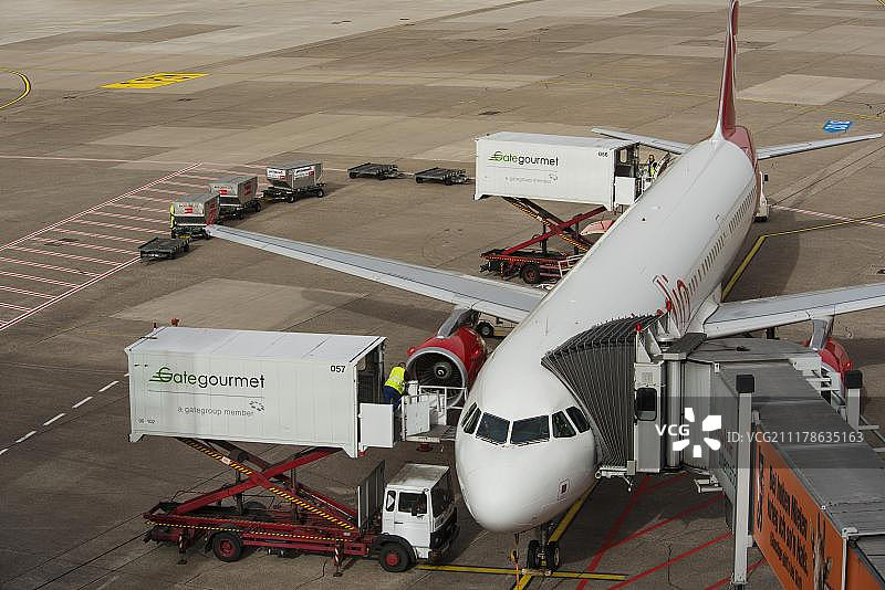 飞机准备飞行，升降平台车运送食品，行李车和舷梯连接到飞机，德国杜塞尔多夫国际机场图片素材