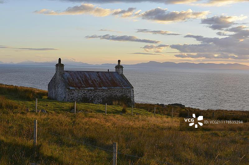 斯凯岛的傍晚景色：苏格兰石头老房子，梅尔韦格，盖尔洛赫，西罗斯，英国，欧洲图片素材