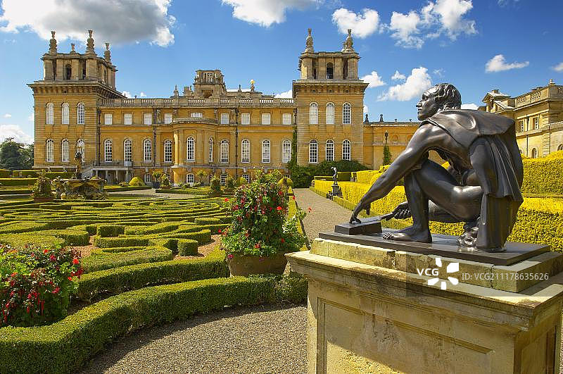 布伦海姆宫意大利花园绿篱迷宫，英国，欧洲图片素材