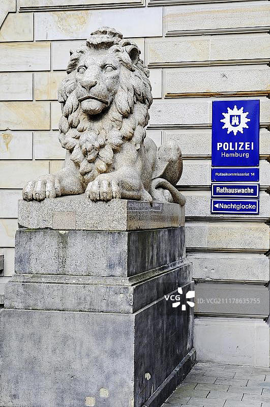德国汉堡警察局旁的狮子雕塑图片素材