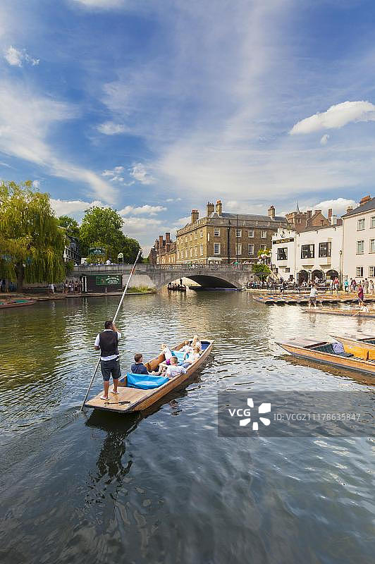 英国剑桥洗衣妇绿地剑河上的平底船图片素材