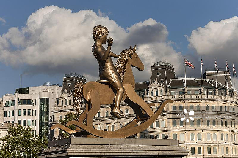 英国伦敦特拉法加广场上的青铜摇马男孩雕塑图片素材