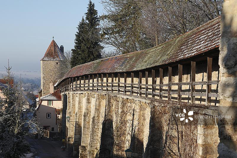 陶伯河上罗滕堡的城墙、守卫走道和塔楼，德国巴伐利亚图片素材