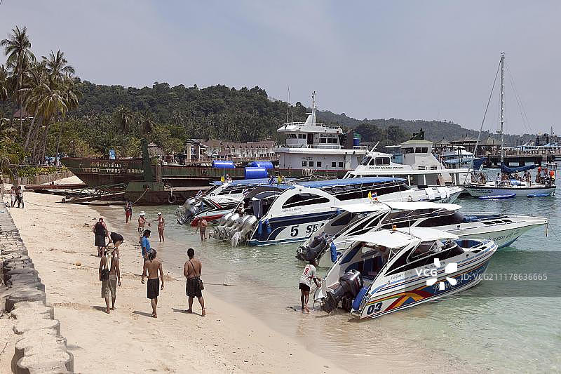泰国普吉岛皮皮岛通赛海滩、港口和快艇图片素材