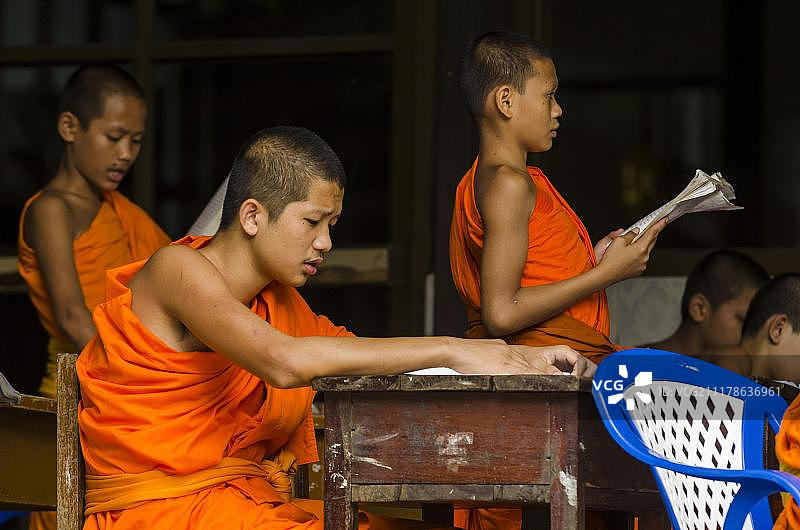 泰国南邦府， monastery 学校里接受教导的佛教僧侣图片素材