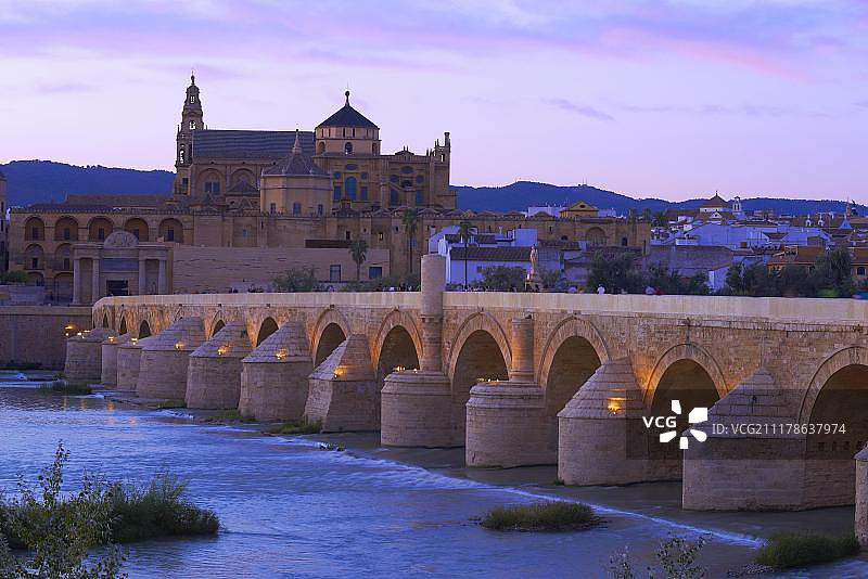 罗马桥横跨瓜达尔基维尔河，眺望科尔多瓦清真寺主教座堂，科尔多瓦，安达卢西亚，西班牙，欧洲图片素材
