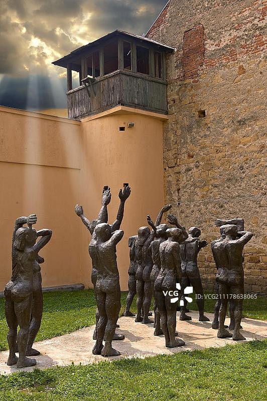 锡盖特监狱博物馆瞭望塔与雕塑《牺牲者游行》图片素材