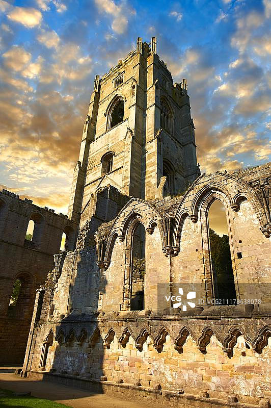 英国北约克郡方廷斯修道院的钟楼，联合国教科文组织世界遗产图片素材
