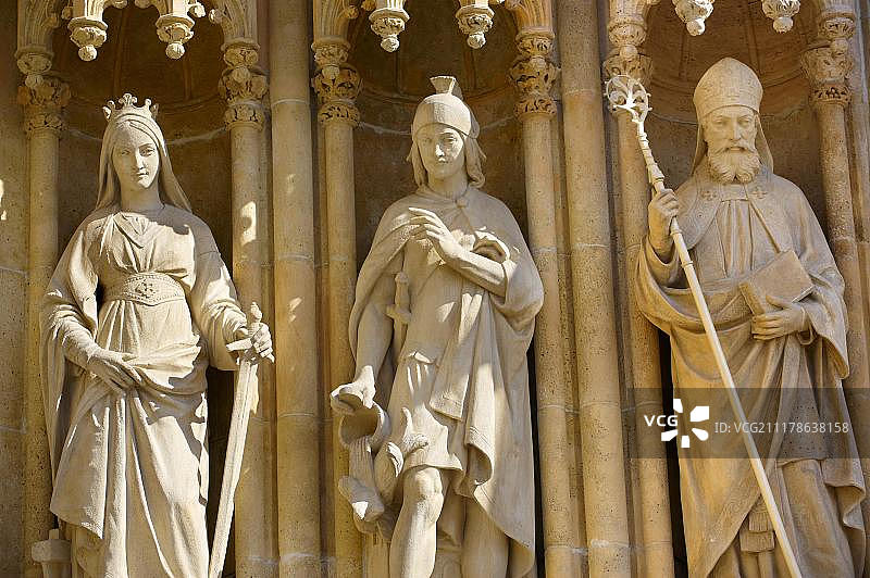克罗地亚萨格勒布圣母升天大教堂的新哥特式雕像图片素材