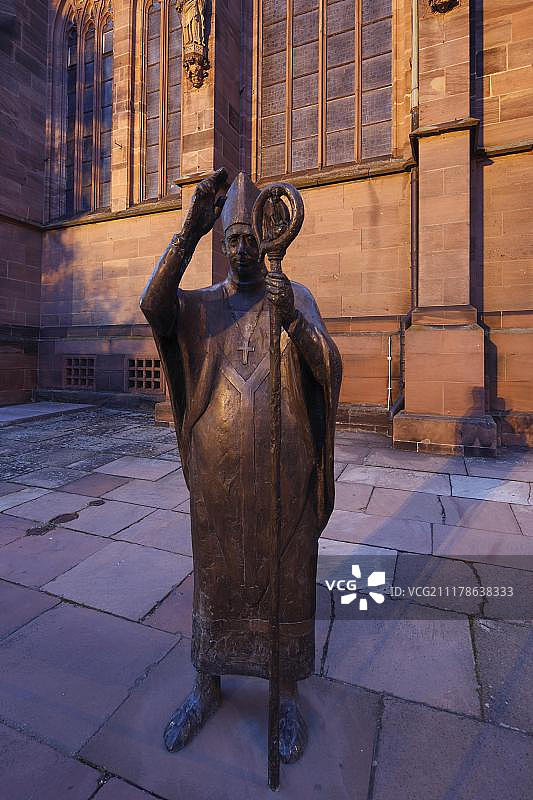 沃尔姆斯主教布尔查德雕像，位于德国沃尔姆斯圣彼得大教堂前图片素材