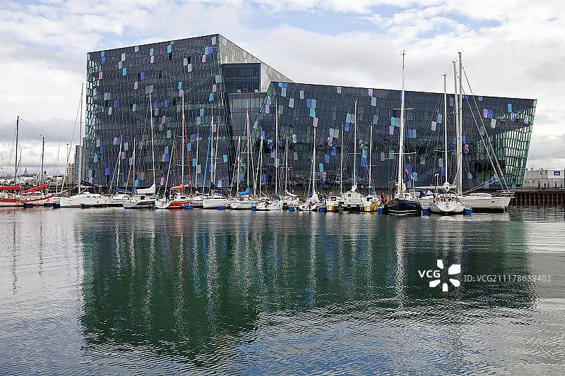 哈帕音乐厅及码头，Olafur Eliasson设计的具有色彩效果的玻璃外墙，雷克雅未克，冰岛，欧洲图片素材